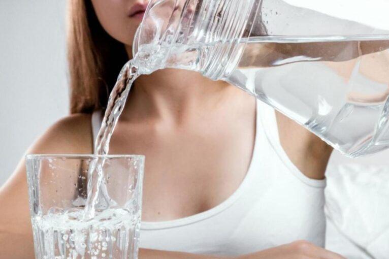 Выпивать стакан теплой воды. Питьевая вода. 2 Литра жидкости. Пить холодную воду на тощак. Натощак картинка.